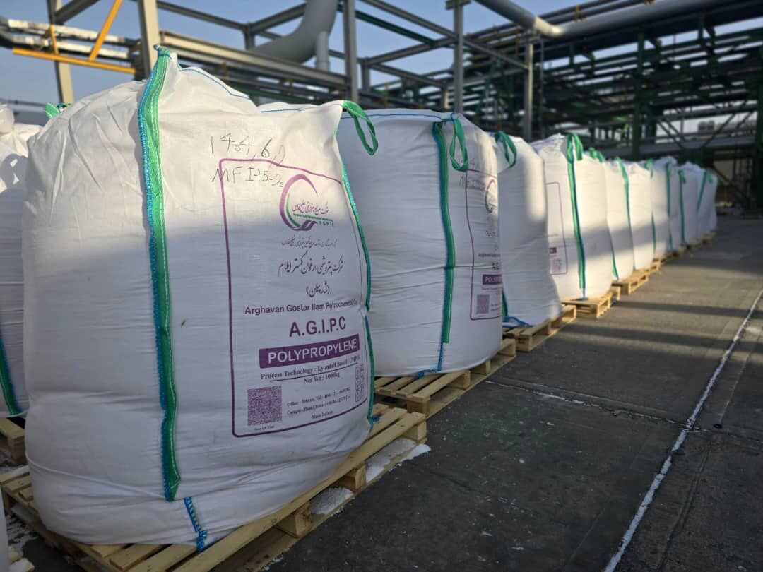 به گزارش پترو جنوب به نقل از پتروشیمی ارغوان گستر ایلام، این مجتمع با بهره‌گیری از توان مهندسان ایرانی توانسته است مرحله تولید آزمایشی محصول پلی‌پروپیلن را در هفته نخست شهریور ۱۴۰۴ با موفقیت سپری کند و با تکمیل توالی واحدهای عملیاتی از پروپیلن ناخالص به گرانول محصول نهایی برسد و در آستانه افتتاح رسمی قرار گیرد.
