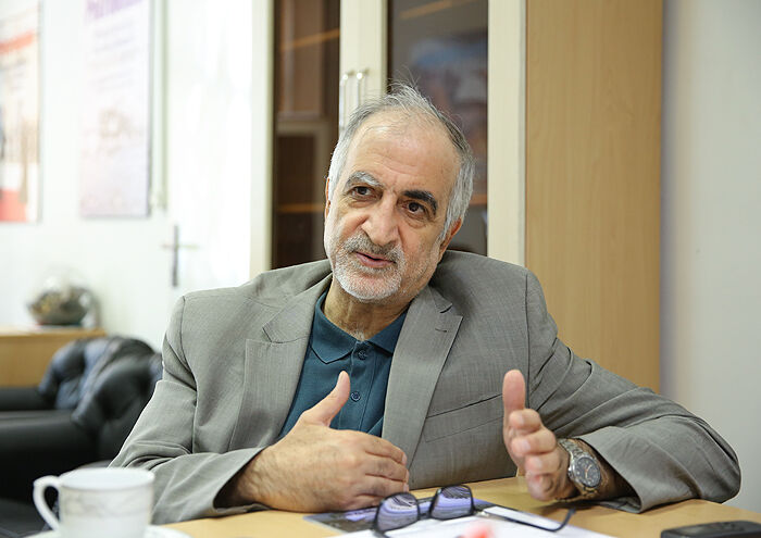 به گزارش پترو جنوب به نقل از شانا، شصتوپنجمین سالگرد تأسیس اوپک فرصتی دوباره است برای بازخوانی سرگذشت سازمانی که نهتنها بر بازار نفت، بلکه بر مناسبات اقتصادی و سیاسی جهان تأثیرگذار بوده است. نقش برجسته ایران در شکلگیری این سازمان، جایگاه شخصیتهای اثرگذار و فراز و فرود تصمیمهای تاریخی اوپک، همچنان پر از ناگفتههاست. در همین زمینه، جواد یارجانی، مدیرکل پیشین امور اوپک و روابط با مجامع بینالمللی انرژی وزارت نفت برخی از این واقعیتها را بازگو کرده است.