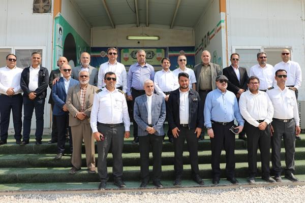 به گزارش پترو جنوب به نقل از روابط عمومی شرکت مخازن سبز پتروشیمی عسلویه: در این رویداد، دکتر حسن عباس‌زاده، مدیرعامل شرکت ملی صنایع پتروشیمی ایران و دکتر سعید صادقی گوغری، مدیرعامل سازمان تأمین اجتماعی نیروهای مسلح، به همراه دکتر افشار بازیار، مدیرعامل شرکت سرمایه‌گذاری تجاری شستان و دکتر کمالی مدیرعامل شرکت از امکانات و توانمندی‌های شرکت مخازن سبز پتروشیمی عسلویه بازدید به عمل آوردند.