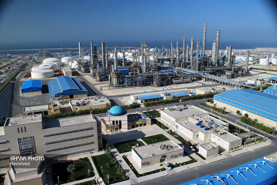 به گزارش پترو جنوب به نقل از شرکت پتروشیمی نوری، عملکرد ۶ ماهه نخست ۱۴۰۴ این شرکت نشان می‌دهد که تولید پتروشیمی نوری از ۲ میلیون و ۴۸۹ هزار تن در نیمه نخست ۱۴۰۳ با رشد ۵ درصدی به ۲ میلیون و ۶۰۲ هزار تن رسیده و نسبت تولید به ظرفیت اسمی نیز از ۱۰۹ درصد به ۱۱۴ درصد ارتقا یافته است.