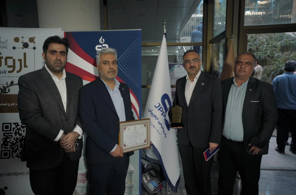 به گزارش پترو جنوب، در نهمین جشنواره نوآوری محصول برتر ایرانی که با حضور معاونت توسعه و برنامه‌ریزی وزارت صنعت، معدن و تجارت، قایم مقام معاونت پژوهشی شریف ، مدیران ارشد شرکت‌های پتروشیمی، بانک‌ها شرکت‌های خودروسازی و جمعی از فعالان حوزه نوآوری در دانشکده انرژی دانشگاه صنعتی شریف برگزار شد، شرکت پتروشیمی جم‌پیلن با ارائه گرید جدید EP548u موفق شد تندیس زرین و لوح تقدیر این رویداد معتبر را به دست آورد.