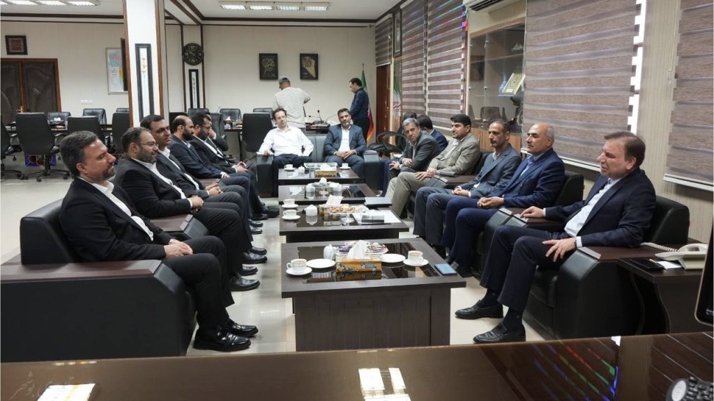 به گزارش پتروجنوب: دکتر ارسلان زارع تصریح کرد:شرکت پازارگاد که از آن به عنوان زمینه ساز تولید و پشتیبان تولید در منطقه پارس جنوبی یاد می شود، امروز در حوزه مسولیت اجتماعی نیز توانسته ارتباط خوبی بین صنعت و جامعه محلی ایفا کند و همراهی این شرکت و سایر شرکت‌های تابعه هلدینگ خلیج فارس در انتقال آب کوثر به شهرها و روستاهای شهرستان جم نیز قابل تقدیر است.