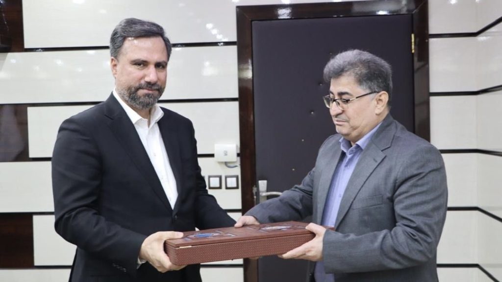 به گزارش پتروجنوب به نقل از روابط عمومی شرکت عملیات غیرصنعتی پازارگاد، در این دیدار مدیرعامل شرکت پازارگاد با آرزوی موفقیت برای دانش‌آموزان استان بوشهر در سال تحصیلی جدید آمادگی پازارگاد و هلدینگ خلیج فارس برای حمایت از دانش‌آموزان نخبه و مستعد و معلمان توانمند اعلام کرده و گفت: دکتر شریعتمداری در رأس هلدینگ خلیج فارس، توجه ویژه ای به حوزه آموزش و پرورش دارند و این توجه بعد از تأکیدات رئیس جمهور محترم به امر آموزش دو چندان بوده و وارد فاز اجرایی و عملیاتی شده است.