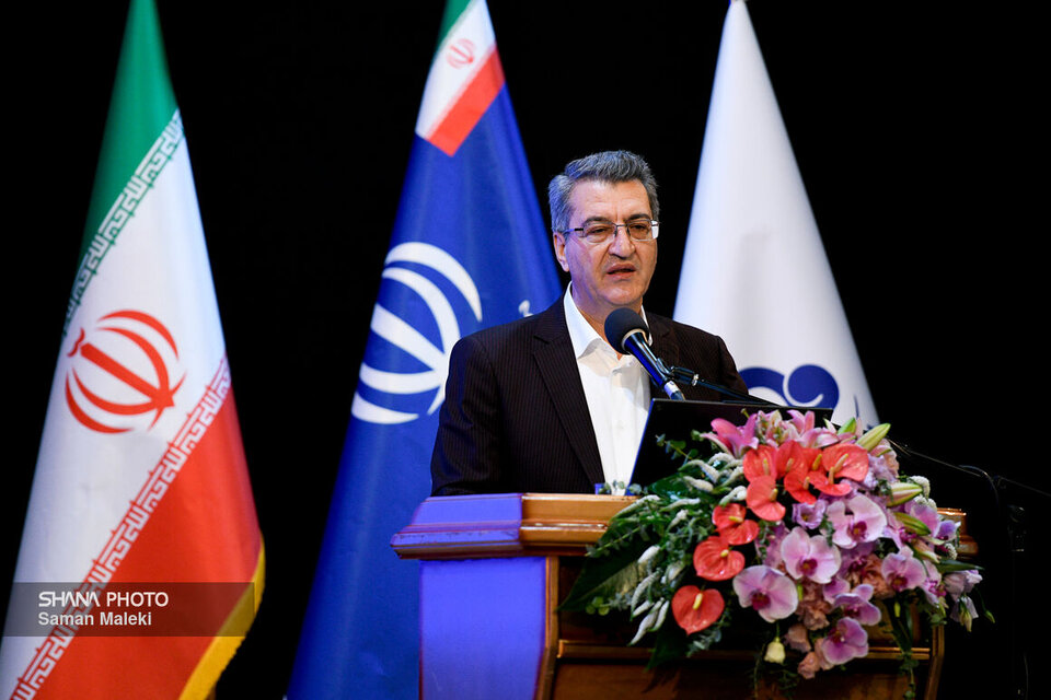 به گزارش پترو جنوب به نقل از شانا، داود عمادی امروز (شنبه، ۱۵ شهریور) در همایش «بحران آلودگی پلاستیک؛ چالش‌ها و فرصت‌های نوین» با بیان اینکه مجمع عمومی محیط زیست سازمان ملل در سال ۲۰۲۲ به جامعه جهانی مأموریت داد مذاکراتی برای پایان دادن به آلودگی پلاستیک و تدوین سند الزام‌آور انجام شود، اظهار کرد: این مذاکرات از همان سال شروع و در ایستگاه ششم آن در ماه گذشته در ژنو سوئیس با حضور ۱۸۰ کشور ادامه یافت که در نهایت بدون توافق نهایی به دور بعدی مذاکرات موکول شد.