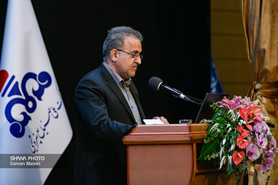 به گزارش پترو جنوب به نقل از شانا، سید علی‌محمد موسوی امروز (شنبه، ۱۵ شهریور) در همایش «بحران آلودگی پلاستیک، چالش‌ها و فرصت‌های نوین» با قدردانی از برگزارکنندگان همایش اظهار کرد: پس از دهه‌ها مذاکره در سطح بین‌المللی، سازوکارهای ملی و جهانی به همگرایی قابل توجهی رسیده‌اند. اکنون نیازهای مختلف بشری، از جمله انرژی، معیشت و محیط زیست، باید در چارچوبی جامع و با نگرشی واحد بررسی شوند.