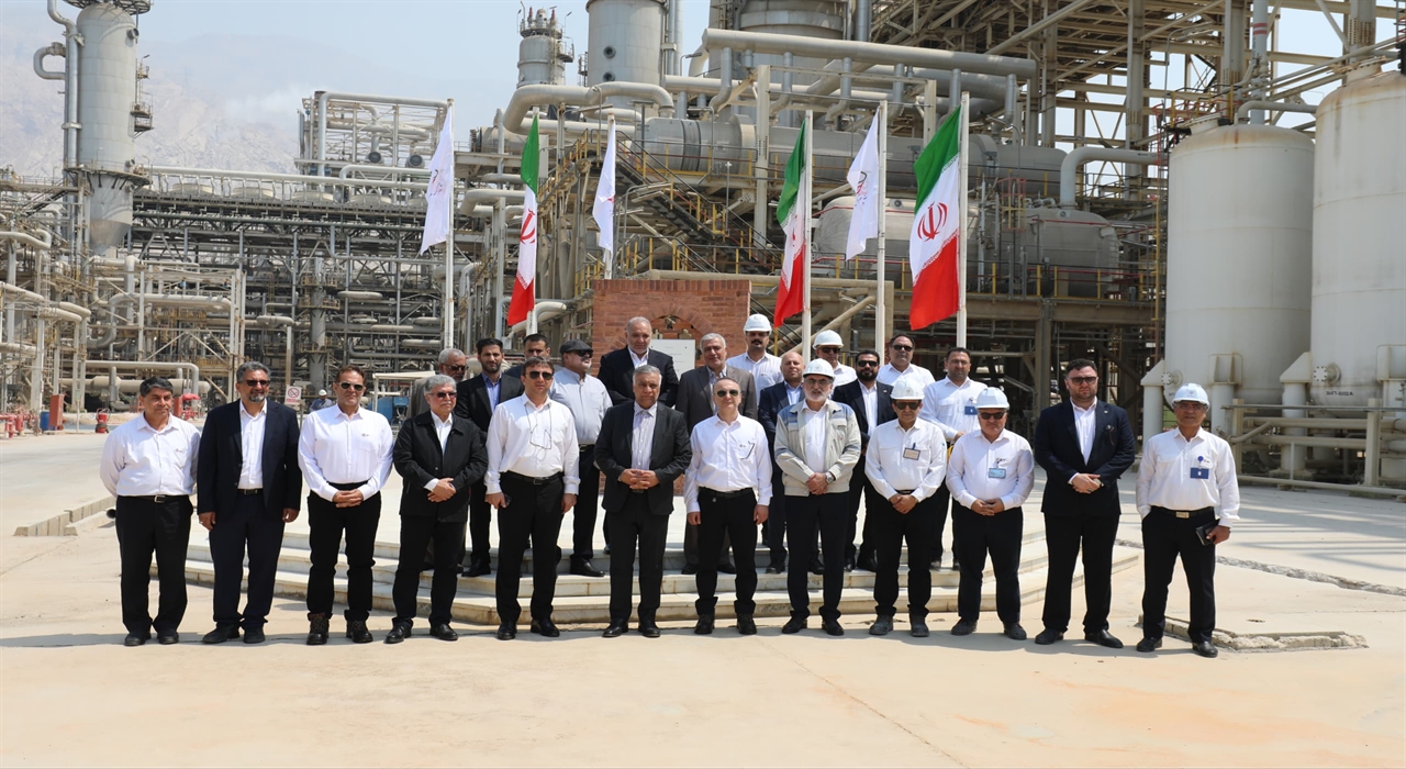 به گزارش پتروجنوب به نقل از روابط عمومی و امور فرهنگی شرکت پتروشیمی بوشهر، در این بازدید که با حضور مدیران ارشد سازمان تامین اجتماعی نیروهای مسلح و شرکت شستان انجام شد هیئت بازدیدکننده ضمن حضور در سایتهای شیرینسازی، شمالی(متانول، ASU و استحصال اتان) و جنوبی (الفین، منواتیلن گلایکول، یوتیلیتی آفسایت وRO)، از نزدیک در جریان روند پیشرفت فعالیتها و آخرین اقدامات فنی و اجرایی قرار گرفتند.