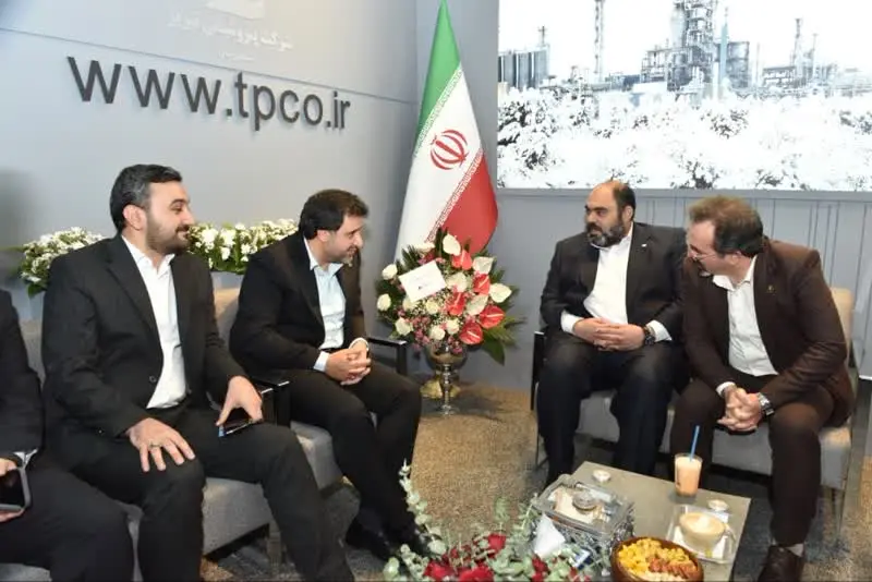 به گزارش پترو جنوب به نقل از روابط عمومی پتروشیمی تبریز؛ نوزدهمین نمایشگاه بین‌المللی ایران پلاست، که این روزها در محل نمایشگاه‌های بین‌المللی تهران در حال برگزاری است، با حضور گسترده و فعال شرکت پتروشیمی تبریز همراه بود. این مجتمع با مدیریت دکتر سید نوراله میراشرفی، مدیرعامل و نائب رئیس هیئت مدیره، در دومین و سومین روز این رویداد بزرگ صنعت پلیمر، میزبان جمع کثیری از فعالان و تصمیم‌گیران کلیدی صنایع پلیمر، پلاستیک و بسته‌بندی بود.