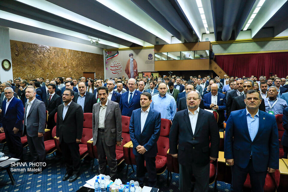 به گزارش پترو جنوب به نقل از شانا، نوزدهمین نمایشگاه بین‌المللی ایران‌پلاست امروز (دوشنبه، ۱۷ شهریور) به‌مدت چهار روز (۲۰ شهریور) با حضور حسن عباس‌زاده مدیرعامل شرکت ملی صنایع پتروشیمی، مدیران ارشد صنعت نفت و جمعی از فعالان پتروشیمی در محل دائمی نمایشگاه‌های بین‌المللی تهران آغاز به‌کار کرد.