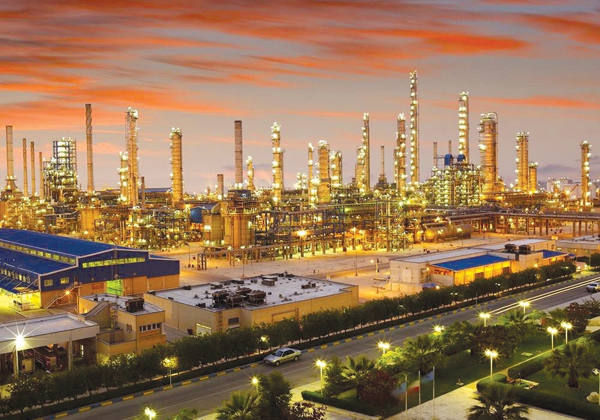 به گزارش پترو جنوب به نقل از تسنیم، ظرفیت اسمی صنعت پتروشیمی ایران در پایان سال 1403 به 97 میلیون تن رسید؛ اما 75 میلیون تن تولید واقعی محصول در پتروشیمی ایران صورت گرفت.