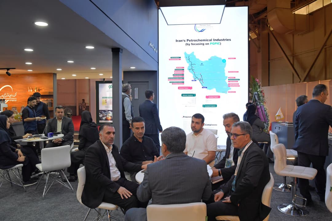 به گزارش پترو جنوب، حسن عباس‌زاده از غرفه هلدینگ خلیج فارس بازدید کرد و این مجموعه را بزرگترین هلدینگ صنعت پتروشیمی کشور با سهم بیش از ۴۰ درصدی از ظرفیت تولید دانست.