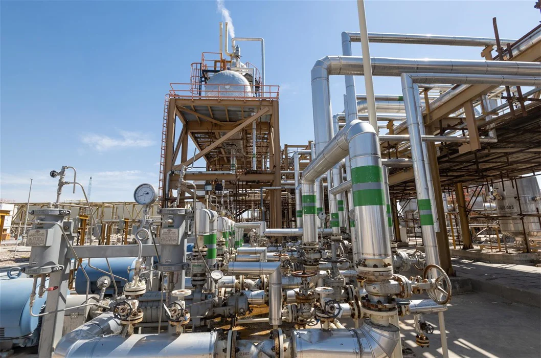 به گزارش پترو  جنوب: با هدف افزایش قابلیت اطمینان تجهیزات و ارتقای ظرفیت تولید، عملیات اورهال پالایش گاز هویزه خلیج‌فارس طی برنامه‌ای منسجم و تحت رعایت کامل استانداردهای ایمنی اجرا شد. در طول این فرآیند، تولید به‌صورت موقت متوقف شد تا تعمیرات، بازبینی و به‌روزرسانی تجهیزات اصلی انجام گیرد.