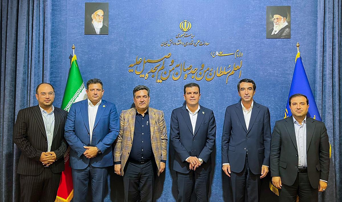 به گزارش پترو جنوب: در این نشست، دکتر جمشیدی با ارائه گزارشی جامع از دستاوردهای درخشان پتروشیمی نوری در سطوح ملی و بین‌المللی، موفقیت‌هایی برجسته را تشریح کرد؛ از جمله کسب رتبه نخست تحقیق و توسعه در کشور، قهرمانی جهانی در حوزه رباتیک، دریافت نشان شش‌ستاره تحول دیجیتال و رونمایی از محصولات نوآورانه دیجیتال با حمایت معاونت علمی و فناوری ریاست‌جمهوری.