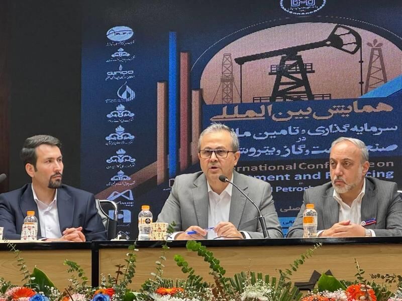 به گزارش پترو جنوب به نقل از شرکت ملی صنایع پتروشیمی، حمیدرضا عجمی دوشنبه (پنجم آبان) در نشست تخصصی «سرمایه‌گذاری و تأمین مالی در صنایع پتروشیمی» در همایش بین‌المللی سرمایه‌گذاری در صنعت نفت، گاز و پتروشیمی اظهار کرد: صنعت پتروشیمی با وجود تفاوت‌های ساختاری نسبت به حوزه‌های نفت و گاز، از نظر حجم سرمایه‌گذاری، اهمیت راهبردی و نقش آن در ارزآوری کشور، جایگاه ویژه‌ای دارد و باید تأمین مالی آن با نگاه متفاوت و متناسب با ویژگی‌های این صنعت انجام شود.