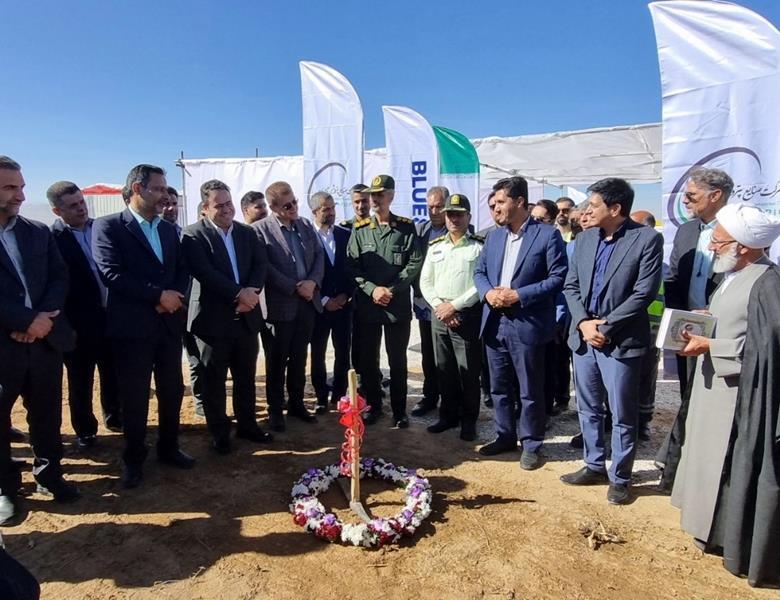 به گزارش پترو جنوب، احداث فاز نخست نیروگاه خورشیدی این شرکت با حضور مسئولان استانی و شهرستانی چهارشنبه ۳۰ مهرماه ۱۴۰۴ کلنگ‌زنی شد؛ رویدادی که به‌عنوان یکی از بزرگ‌ترین نیروگاه‌های متمرکز خورشیدی کشور، نقطه عطفی در مسیر توسعه انرژی‌های تجدیدپذیر به شمار می‌رود.