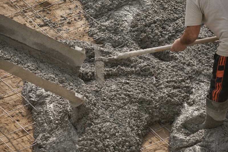 به گزارش پترو جنوب به نقل از ایسنا، مهندس رضا قائمی، رئیس هیات‌مدیره این شرکت، دوغاب نانوسیلیس یکی از دستاوردهای مهم تحقیق و توسعه در این مجموعه دانست و گفت: در پروژه‌هایی که بتن در معرض یون‌های کلر، سولفات یا چرخه‌های ذوب و یخبندان قرار دارد، دوام بتن همواره مساله‌ای حیاتی است. در این شرایط، استفاده از میکروسیلیس به‌عنوان یک افزودنی پوزولانی مرسوم بوده، اما شکل پودری آن مشکلاتی از قبیل آلودگی محیط، خطرات تنفسی و دشواری در توزیع یکنواخت دارد. تولید دوغاب نانوسیلیس توانسته این چالش‌ها را برطرف کند.