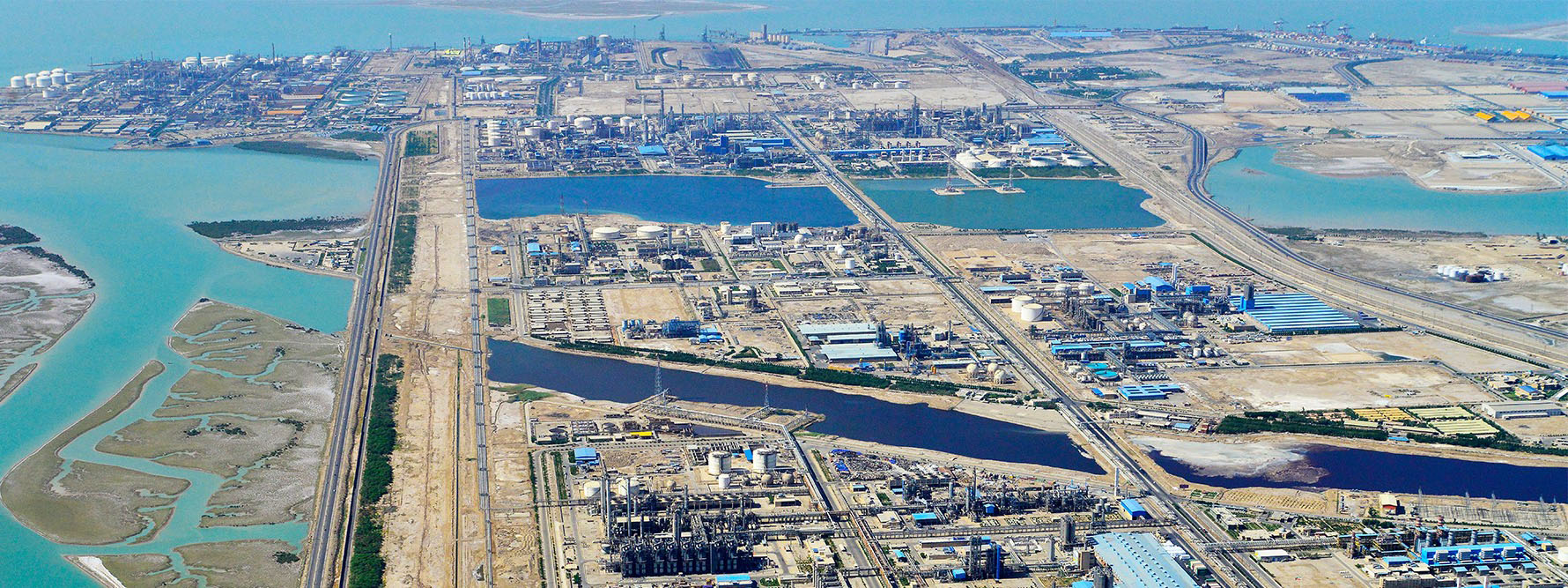 به گزارش پترو جنوب به نقل از شرکت ملی صنایع پتروشیمی، محمدرضا مطیری در نشست پدافند غیرعامل مدیران ارشد صنعت نفت و پتروشیمی با اشاره به استمرار تولید در شرکت‌های پتروشیمی در شرایط دشوار اقتصادی و تحریم‌های ظالمانه اظهار کرد: امروز منطقه ویژه اقتصادی پتروشیمی به الگویی از تاب‌آوری، خوداتکایی و بهره‌وری در صنعت کشور تبدیل شده است. این موفقیت حاصل هم‌افزایی شرکت‌های مستقر در منطقه ویژه و استفاده هوشمندانه از ابزارهای مدیریتی و حمایتی شرکت ملی صنایع پتروشیمی است.