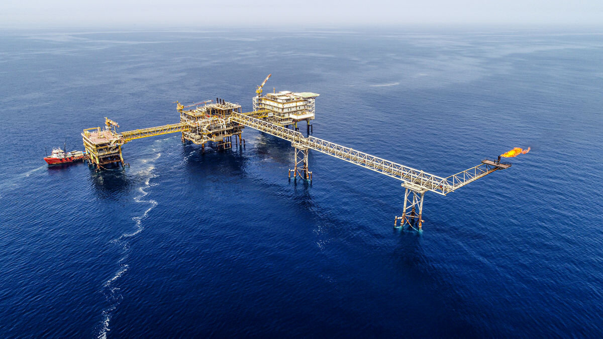 به گزارش پترو جنوب به نل ازمهر، ایران با در اختیار داشتن بیش از ۲۰ میدان مشترک نفتی و گازی در خشکی و دریا، بخش قابل توجهی از ظرفیت تولید هیدروکربوری خود را با کشورهای همسایه شریک است. در دهه‌های گذشته، بخش زیادی از این میادین به‌دلیل کمبود سرمایه‌گذاری، تکنولوژی و محدودیت‌های تحریم، با روندی کند توسعه یافته‌اند و در برخی موارد، برداشت طرف مقابل چند برابر ایران بوده است.