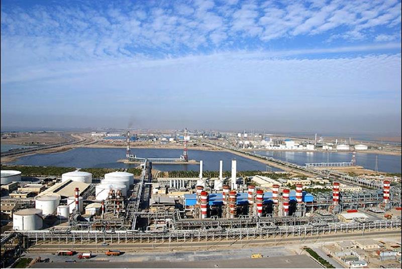 به گزارش پترو جنوب به نقل از شرکت ملی صنایع پتروشیمی، محمد متقی با اشاره به اینکه مسیر توسعه صنایع پایین‌دستی در کشور پیچیده و چندبُعدی است، اظهار کرد: در بخش بالادستی صنعت پتروشیمی، چهار رکن خوراک، منابع مالی، فناوری و بازار نقش تعیین‌کننده‌ای دارند؛ اما در بخش پایین‌دست، عواملی مانند تأمین مواد اولیه، سیاست‌گذاری‌های وزارت صمت، زیرساخت‌های انرژی و مهارت نیروی انسانی از اهمیت بیشتری برخوردارند. افزون بر این، توسعه پایین‌دست صنعت پتروشیمی باید بر اساس ظرفیت‌ها و محدودیت‌های جغرافیایی هر منطقه صورت گیرد تا از تمرکز یا پراکندگی نامتوازن جلوگیری شود.