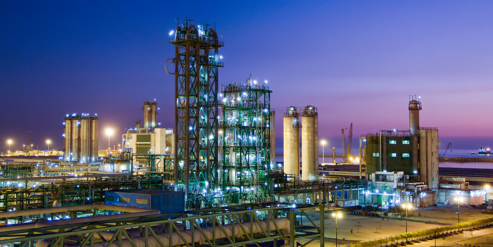 به گزارش پتروجنوب، پتروشیمی جم در شهریورماه ۱۴۰۴ توانست بار دیگر جایگاه خود را بهعنوان پیشرو صنعت «الفین و پلیمر» تثبیت کند؛ عملکردی که با رشد همزمان تولید و جهش ۱۱۶ درصدی درآمد نسبت به مدت مشابه سال گذشته، این شرکت را به تنها بازیگر این گروه با روند کاملاً صعودی در ماه مذکور تبدیل کرده است.