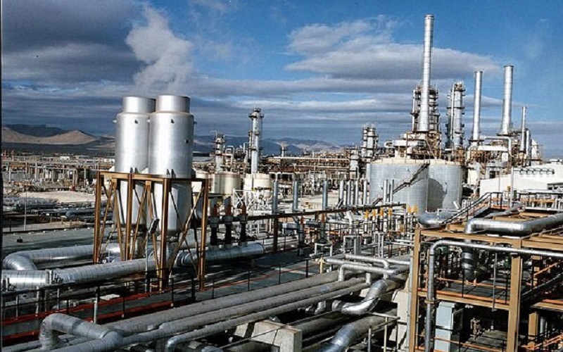 به گزارش پترو جنوب به نقل از تسنیم، زمزمه های بازنگری در فرمول تعیین نرخ خوراک پتروشیمی‌ها بار دیگر بر سرزبان ها افتاده است؛ موضوعی که به‌واسطه تأثیر مستقیم آن بر هزینه تولید، درآمد دولت و رقابت‌پذیری صنایع پایین‌دستی، از حساسیت ویژه‌ای برخوردار است. در حالی‌که فعالان صنعت از بالا بودن نرخ خوراک در مقایسه با کشورهای رقیب انتقاد دارند، کارشناسان مالی و بودجه‌ای نسبت به تبعات کاهش درآمد دولت هشدار می‌دهند.