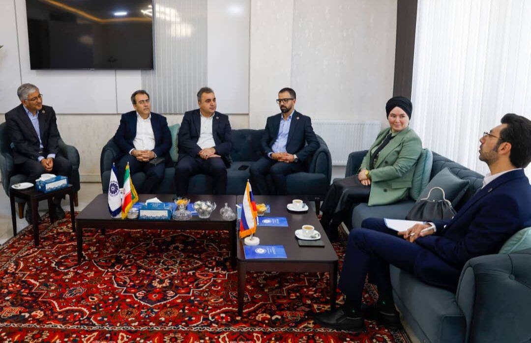 به گزارش پترو جنوب به نقل از ایرنا، شهرام زارع فارسانی روز شنبه در دیدار تعدادی از اعضای هیات نمایندگان اتاق بازرگانی، صنایع، معادن و کشاورزی چهارمحال و بختیاری با لیانا عایشه عثمانی رییس 《مرکز دیپلماسی عمومی بریکس پلاس》 با اشاره به آمادگی سرمایه‌گذاری در صنایع پایین‌دستی واحد پتروشیمی لردگان در حوزه پارک اوره و واحد کریستال ملامین افزود: این واحدها سودآوری بالایی برای سرمایه‌گذاری دارد.