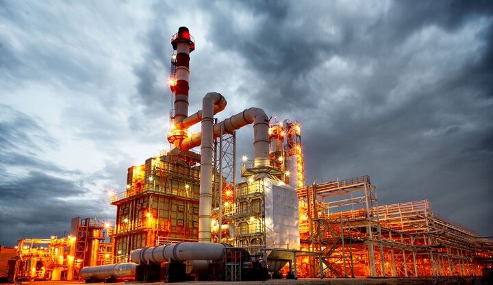 به گزارش پترو جنوب، با افزایش فشار جهانی برای رعایت استانداردهای زیستمحیطی و بهینهسازی مصرف انرژی، صنعت پتروشیمی ایران وارد مرحلهای تازه از تحول دیجیتال شده است؛ مرحلهای که با بهرهگیری از فناوریهای هوشمند، مسیر ارتقای بهرهوری، ایمنی و پایداری را هدف گرفته است.