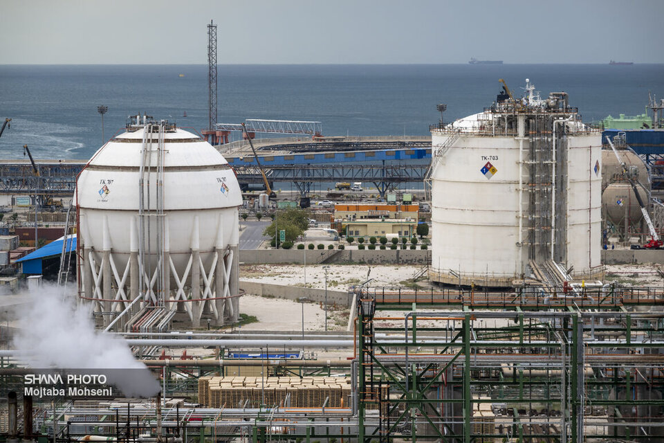 به گزارش پترو جنوب به نقل از شرکت ملی صنایع پتروشیمی، حسن عباس‌زاده با اشاره به اجرای آمایش سرزمین در صنعت پتروشیمی اظهار کرد: بر این اساس استقرار منابع آب‌بر در مناطقی غیر از کنار دریا ممنوع شده است، اما پروژه‌های زنجیره ارزش را  که در تکمیل زنجیره است می‌توان در استان‌هایی مانند فارس اجرا کرد.