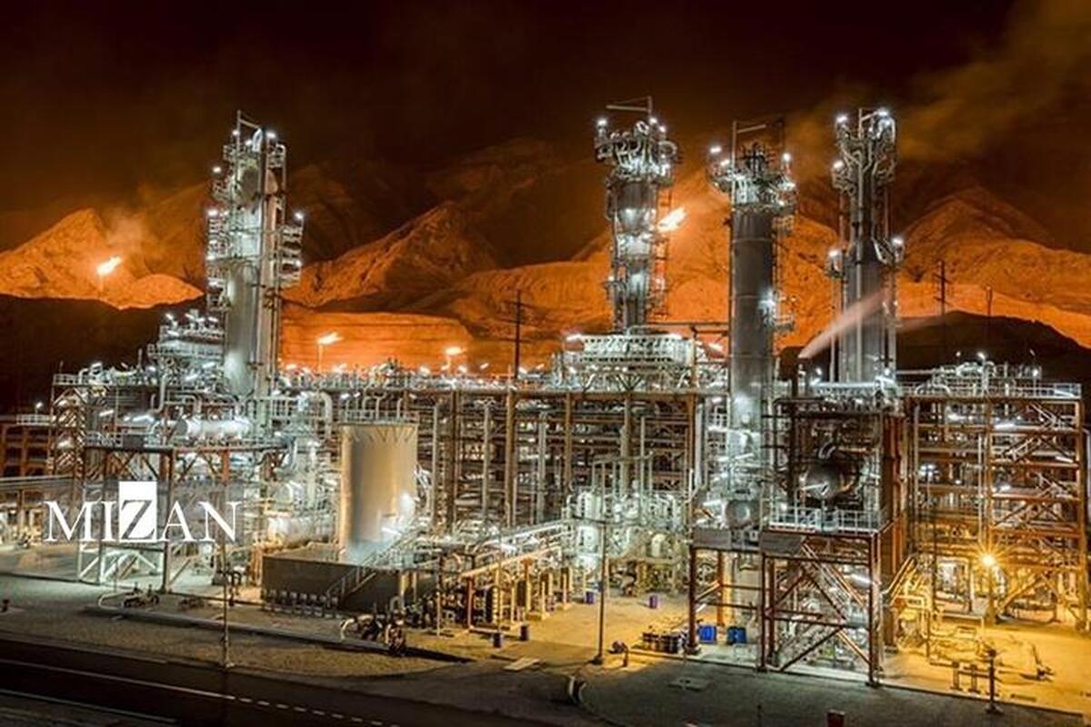 به گزارش پترو جنوب به نقل از مهر، بحران گاز چالش جدیدی نیست و هر سال با نزدیکی به فصل سرد سال بر نگرانی صاحبان صنایع وپتروشیمی ها افزوده می شود ذقیقا همانطور که ناترازی سال روند افزایشی به خود گرفته است و آنطور که مدیر عامل شرکت ملی گاز گفته است «پیش بینی می شود ناترازی گاز امسال به 350 تا 400 میلیون متر مکعب در روز برسد. » رقمی نگران کننده چرا که 400 میلیون متر مکعب به معنای یک سوم گاز تولیدی در کشور است و احتمال آنکه سهم پتروشیمی در تعداد روزهایی که خوراکشان قطع می شود فزونی می یابد و بر اقتصاد کشور نیز تاثیر گذار است؛ زیرا پتروشیمی ها را می توان سکان دار ارزآوری در کشور دانست.