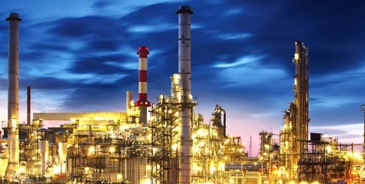 به گزارش پترو جنوب به نقل از تسنیم، به تازگی حواشی جدیدی درباره نرخ خوراک پالایشگاه‌ها سایه سنگین و منفی خود را بر معاملات بازار سرمایه تحمیل کرده است. هرچند این شایعه توسط دبیر انجمن صنعت پالایش تکذیب شد و اختلاف نظر میان دولت و فعالان این صنعت رد شد. «ناصر عاشوری» اعلام کرد بر اساس مصوبه هیأت وزیران، وزارت نفت موظف است با همکاری انجمن صنعت پالایش، نرخ خوراک، میعانات، نفت خام و دستمزد را تا پایان دی‌ماه اصلاح و مصوب کند.