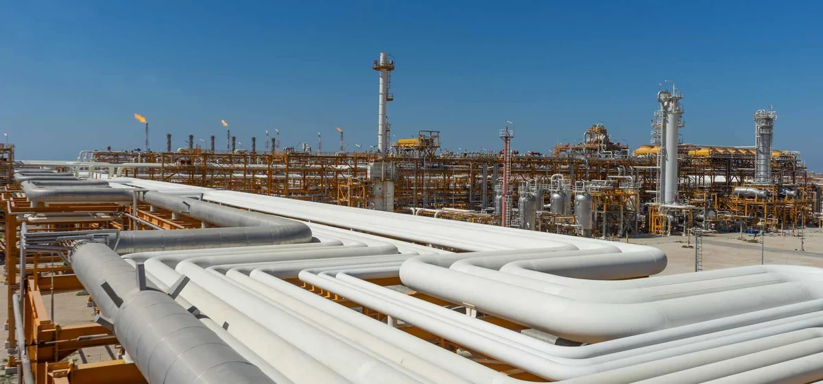 به گزارش پترو جنوب به نقل از مجتمع گاز پارس جنوبی، غلامعباس حسینی با اشاره به اینکه تولید اتان در ۶ ماه نخست امسال نسبت به مدت مشابه پارسال که حدود ۲ میلیون تن بود، ۷.۵ درصد افزایش یافته است، گفت: اتان تولیدی با کیفیت بالا به پتروشیمی‌های منطقه عسلویه تحویل شد و نقشی کلیدی در تأمین خوراک پایدار و راهبرد صنایع پتروشیمی منطقه دارد.