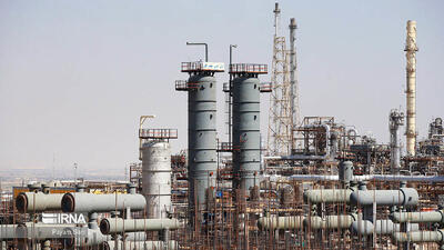 به گزارش پترو جنوب به نقل از مهر، ناترازی گاز در ایران به بحرانی ساختاری تبدیل شده است؛ بحرانی که با اوج‌گیری مصرف خانگی در زمستان، سهم صنایع و نیروگاه‌ها را به‌شدت کاهش می‌دهد. آمارها از کسری روزانه بیش از ۳۰۰ میلیون مترمکعب در زمستان ۱۴۰۳ و احتمال رسیدن به ۶۰۰ میلیون مترمکعب تا سال ۱۴۱۰ حکایت دارد؛ وضعیتی که صنعت پتروشیمی را به‌شدت متاثر کرده است.