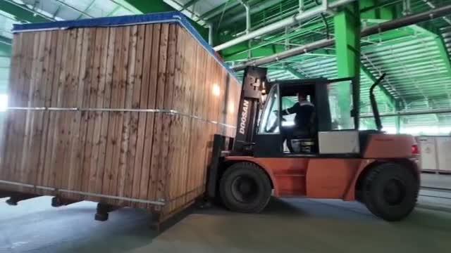 به گزارش پترو جنوب به نقل از واحد روابط عمومی پتروشیمی تبریز، این تجهیز استراتژیک که از دیرتحویل‌ترین بخش‌های واحد پلی‌اتیلن سنگین محسوب می‌شود، پس از طی مراحل ساخت، حمل و تشریفات لجستیکی، با تلاش و پیگیری مستمر تیم‌های فنی و اجرایی به محل پروژه منتقل شد.