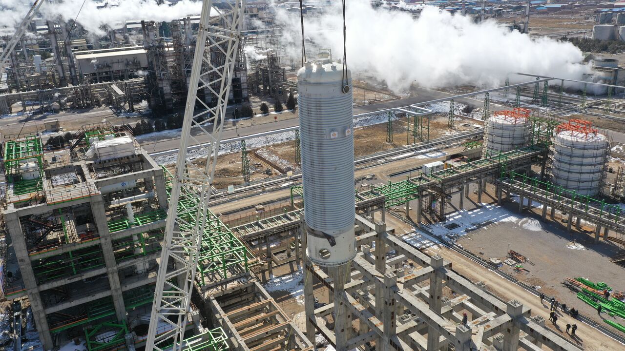 به گزارش پترو جنوب به نقل از واحد روابط عمومی پتروشیمی تبریز، این تجهیز استراتژیک که از دیرتحویل‌ترین بخش‌های واحد پلی‌اتیلن سنگین محسوب می‌شود، پس از طی مراحل ساخت، حمل و تشریفات لجستیکی، با تلاش و پیگیری مستمر تیم‌های فنی و اجرایی به محل پروژه منتقل شد.