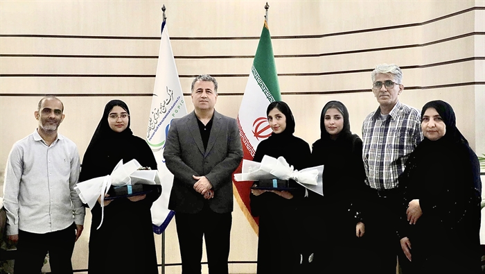 به گزارش پتروجنوب به نقل از روابط عمومی پتروشیمی پارس؛ در نشستی صمیمی به میزبانی دکتر پهلوانی مدیر عامل شرکت پتروشیمی پارس از نخستین قبول شدگان عسلویه‌ای در رشته دکتری پزشکی عمومی تقدیر شد.