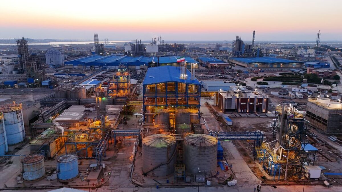 به گزارش پترو جنوب به نقل از مرکز مبادله ایران، ششمین اوراق مرابحه ارزی مربوط به شرکت پتروشیمی نخل آسماری به ارزش ۵۰ میلیون یورو از روز سه شنبه ۲۲ مهرماه سال جاری در مرکز مبادله ارز و طلای ایران عرضه میشود. این اوراق ارزی اولین نوع از اوراق ارزی است که فرایند عرضه آن با مشارکت بانک ملی ایران بهعنوان ضامن، عامل و متعهد پذیرهنویس و شرکت تامین سرمایه خلیج فارس بهعنوان مشاور عرضه اوراق انجام میشود.