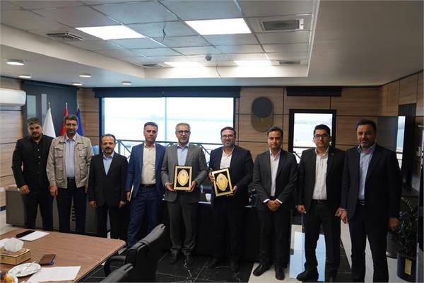 به گزارش پترو جنوب، در جریان این بازدید، دکتر حسین بارگاهی مدیرعامل شرکت ضمن خوشامدگویی و ارائه گزارشی از اقدامات و رویکرد‌های زیست‌محیطی جم‌پیلن، میزبان نشست مشترکی با مدیرکل محیط‌زیست استان بود که در پایان آن تفاهم‌نامه همکاری میان طرفین به امضا رسید.