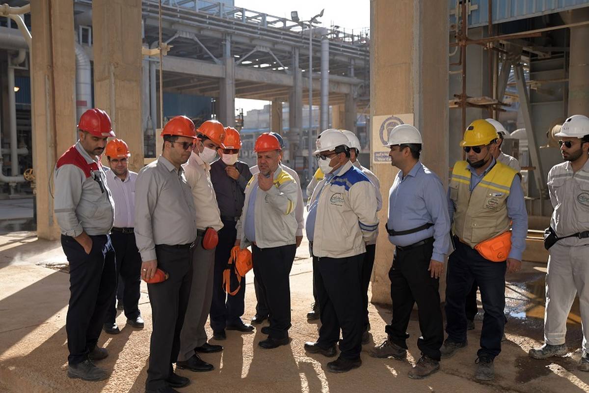 به گزارش پترو جنوب به نقل از روابط عمومی پتروشیمی اروند، در این بازدید که از ساعات اولیه صبح امروز آغاز شد، اعضای هیات‌مدیره با حضور در سایت شست‌وشوی نمک و سایت اصلی مجتمع، از نزدیک در جریان آخرین وضعیت پروژه احداث خط انتقال آب نمک و سایر پروژه‌های توسعه‌ای و زیربنایی شرکت قرار گرفتند.