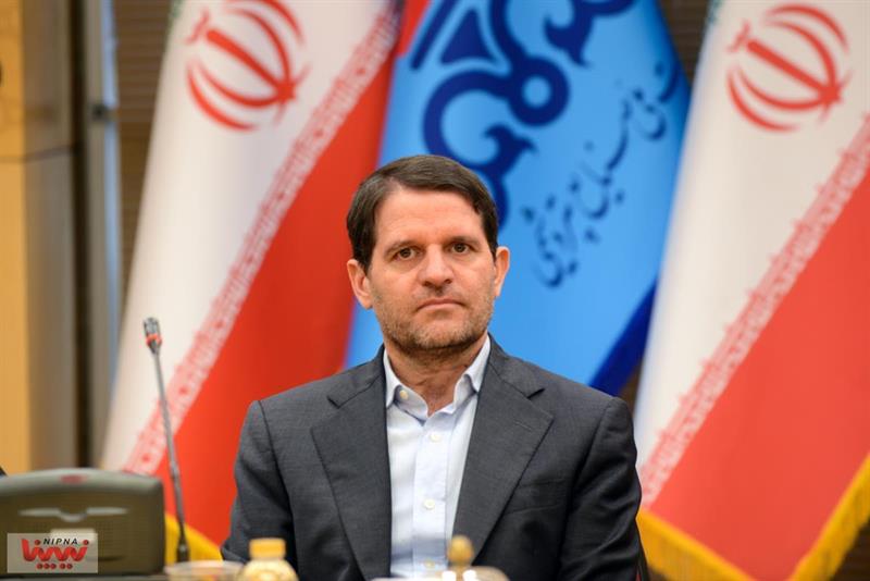 به گزارش پتروجنوب: حسن عباس‌زاده، در گفتگو با نیپنا درباره جزئیات نشست اخیر فعالان صنعت پتروشیمی با رئیس‌جمهور، با اشاره به اینکه این نشست با حضور مدیران‌عامل هلدینگ‌ها و نمایندگان انجمن صنفی کارفرمایی صنعت پتروشیمی برگزار شد، اظهارکرد: در این نشست، چالش‌های موجود در مسیر تولید و صادرات محصولات پتروشیمی از سوی مدیران هلدینگ‌ها، انجمن صنفی و شرکت ملی صنایع پتروشیمی مطرح شد و شخص رئیس‌جمهور نیز بر لزوم رفع موانع صادرات و تقویت ظرفیت‌های تولیدی کشور تأکید کردند.