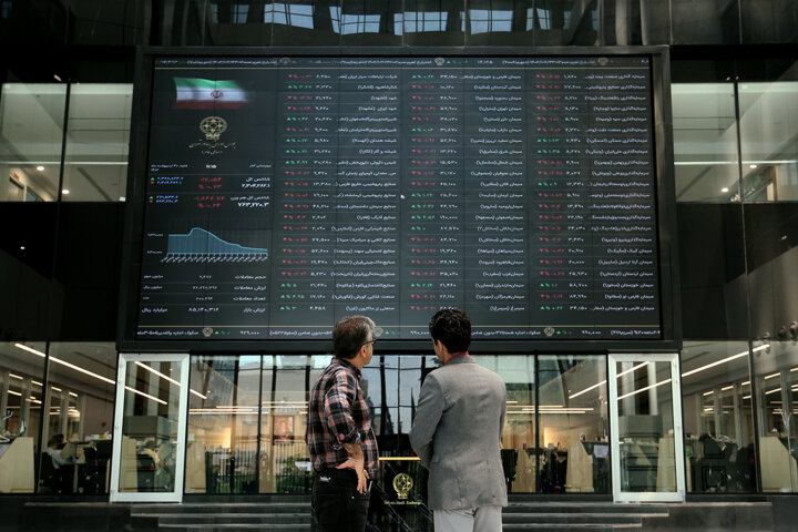 به گزارش پترو جنوب، احمد مهدوی ابهری، دبیرکل انجمن صنفی کارفرمایی صنعت پتروشیمی، از آغاز بررسی‌های کارشناسی در وزارت نفت برای تدوین فرمول جدید خبر داد و گفت: با دستور مستقیم رئیس‌جمهوری به وزیر نفت، کارگروه تخصصی برای بازنگری این فرمول تشکیل شده است.