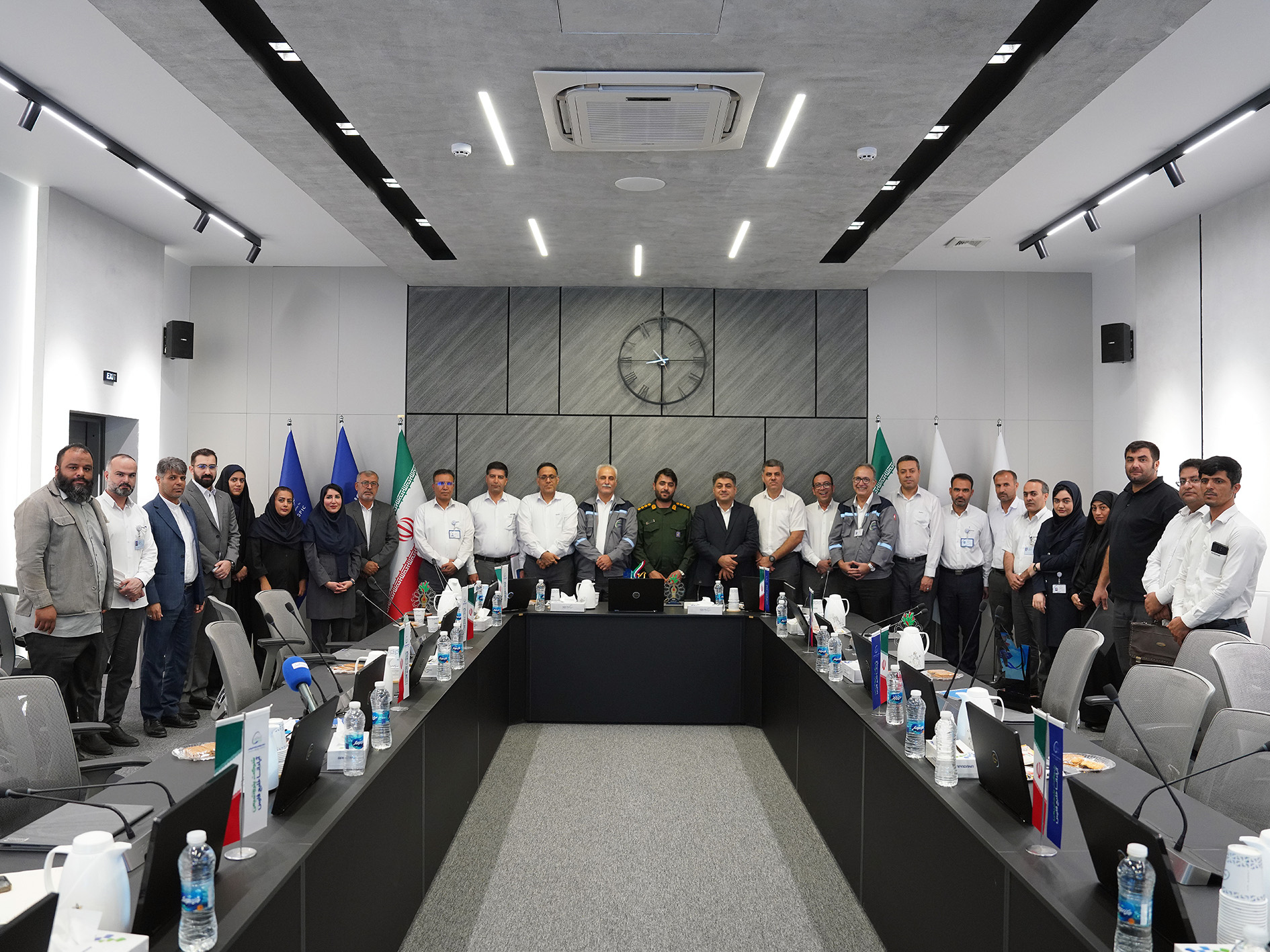 به گزارش پتروجنوب: در این آیین که با حضور سروان پاسدار محمدامین حیدری فرمانده حوزه مقاومت بسیج شهدای پتروشیمی منطقه پارس، دکتر علمداری قائم‌مقام مدیرعامل، جمعی از مدیران ارشد و بسیجیان پایگاه مقاومت سرداران شهید بیژنی برگزار گردید، از برگزیدگان این جشنواره در بخش‌های تیتر و شعر دفاع مقدس تجلیل به‌عمل آمد.