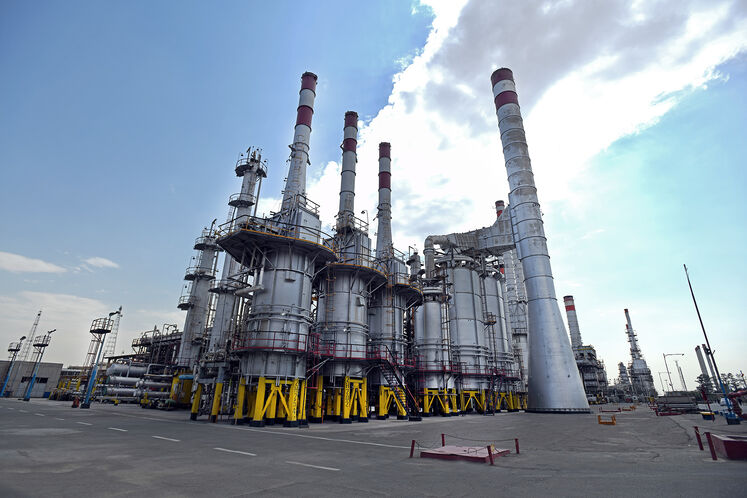 به گزارش پترو جنوب به نقل از ایسنا، رضا علیزاده، مدیر مناقصات این شرکت دانش‌بنیان این سامانه را ماژول کنترلی برای سیستم‌های کنترل و حفاظت ژنراتور دانست و اظهار کرد: برای تولید برق به جریان اولیه نیاز دارد و وظیفه تأمین و کنترل این جریان را بر عهده دارد. این سیستم ضمن مدیریت بخش کنترلی ژنراتور، پایداری شبکه برق و کیفیت مناسب ولتاژ خروجی را تضمین می‌کند.