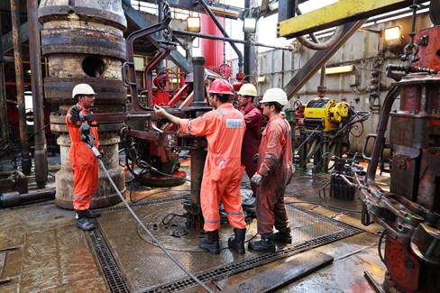 به گزارش پترو جنوب به نقل از گروه پتروپارس، حمیدرضا ثقفی روز پنجشنبه با اعلام این خبر گفت: عملیات حفاری و تکمیل چاه SPD۱-۹ در یکی از پیچیده‌ترین نواحی زمین‌شناسی مخزن پارس جنوبی انجام شد، اما متخصصان توانمند گروه پتروپارس با اتکا به دانش مهندسی ایرانی و با پشتیبانی مؤثر شرکت نفت و گاز پارس به‌عنوان عنوان کارفرمای پروژه این چاه را ایمن، دقیق و بسیار زودتر از برنامه اولیه به سرانجام رساندند.