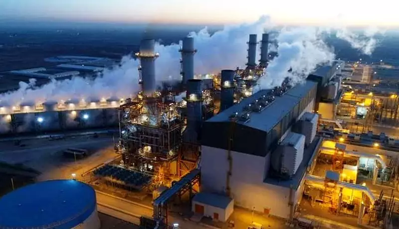 به گزارش پترو جنوب، دبیرکل انجمن صنفی کارفرمایی صنعت پتروشیمی از آغاز بررسی‌های کارشناسی برای بازنگری فرمول قیمت‌گذاری خوراک پتروشیمی‌ها خبر داد و گفت: با دستور رئیس‌جمهوری به وزیر نفت، کار کارشناسی در این زمینه در حال انجام است. به گفته احمد مهدوی ابهری، پیشنهادهای بخش خصوصی نیز به وزارت نفت ارائه شده است.