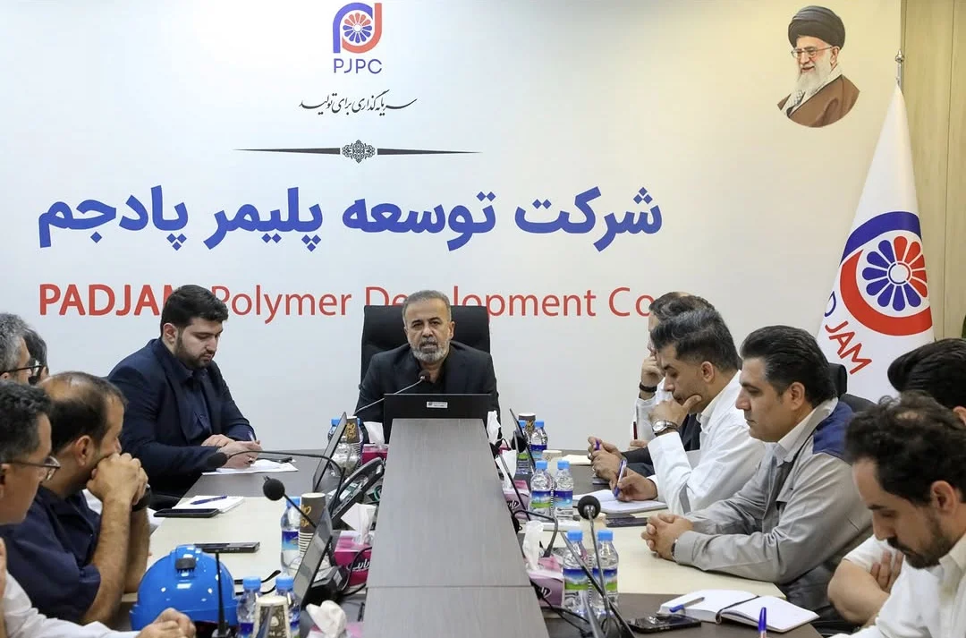 به گزارش پترو جنوب به نقل از روابط عمومی و امور بین‌الملل شرکت توسعه پلیمر پادجم؛ در جلسه بررسی وضعیت واحدهای عملیاتی و پروژه‌های در دست اجرا، دولتی‌زاده با تأکید بر اینکه هیچ‌گونه توقف و تعلل در مسیر تولید قابل قبول نیست، اعلام کرد: «تمام ظرفیت‌های مدیریتی، فنی و سازمانی شرکت برای راه‌اندازی کامل واحد Rubber بسیج شده و هر مانعی باید در کوتاه‌ترین زمان ممکن برطرف شود.»