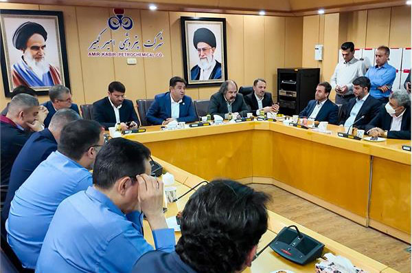 به گزارش پترو جنوب به نقل از روابط عمومی و امور بینالملل پتروشیمی امیرکبیر، سرپرست پتروشیمی امیرکبیر پیش از آغاز برنامههای کاری، با حضور در آستان مقدس شهید گمنام مجتمع، به مقام شامخ شهدا ادای احترام کرد و سپس در نخستین جلسه رسمی خود با مدیران و رؤسای واحدها به تبیین سیاستها و رویکردهای مدیریتی جدید پرداخت.