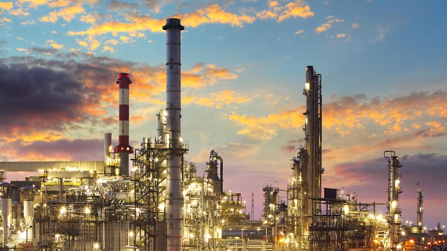 به گزارش پترو جنوب به نقل از تسنیم، صنعت پتروشیمی ایران طی چند دهه گذشته به‌عنوان یکی از پایه‌های مهم صادرات غیرنفتی رشد کرده است. در حال حاضر ظرفیت اسمی تولید این صنعت در محدوده یکصد میلیون تُن قرار دارد و برنامه‌های دولتی برای افزایش قابل توجه ظرفیت (ده‌ها میلیون تُن) در جریان است. نقش صنعت پتروشیمی در اقتصاد ایران به‌اندازه‌ای پررنگ است که یکی از پایه‌های ثبات و رشد اقتصادی کشور محسوب می‌شود. 25 درصد از کل صادرات غیرنفتی و حدود 19 تا 20 درصد از ارزش افزوده صنعت کشور در این صنعت رقم می‌خورد.