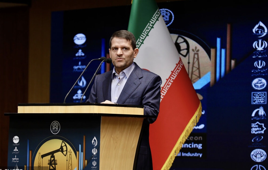 به گزارش پترو جنووب به نقل از تسنیم، حسن عباس‌زاده، مدیرعامل شرکت ملی صنایع پتروشیمی ایران در عسلویه با اشاره به افتتاح رسمی دو طرح جدید پتروشیمی در منطقه پارس جنوبی، از شتاب‌گیری توسعه این صنعت خبر داد و گفت: با بهره‌برداری از طرح‌های جدید زنجیره ارزش، ظرفیت اسمی پتروشیمی کشور تا پایان برنامه هفتم توسعه به 131 میلیون تن خواهد رسید.