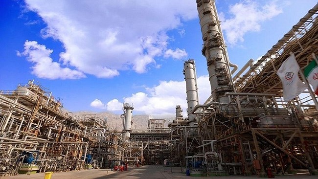 به گزارش پترو جنوب، پتروشیمی شیراز که در بازار دوم معاملات بورس حضور دارد به عنوان اولین شرکت در خصوص ابلاغیه نرخ گاز خوراک شرکت‌های پتروشیمی و سوخت صنایع بورسی برای نیمه نخست سال جاری، شفاف سازی کرد.