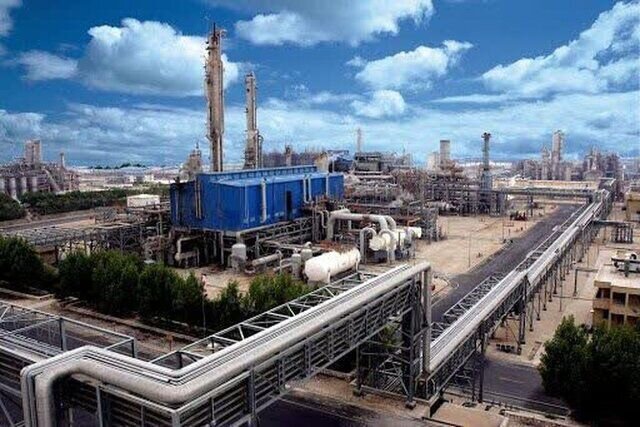 به گزارش پترو جنوب به نقل از ایرنا، بر اساس تعرفه های اعلام شده در سامانه کدال، شرکت‌های پتروشیمی، فلزی و سیمانی بورسی قیمت گاز شیرین و سبک مصرفی در نیمه نخست امسال را که معاونت برنامه‌ریزی وزارت نفت ابلاغ کرده را در سامانه کدال منتشر کردند که بر اساس آن، قرار است نرخ گاز اعلام شده مطابق مصوبه ۱۱ شهریور ۱۴۰۲ هیأت وزیران، در قبض گاز مصرفی لحاظ شود.