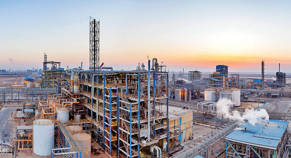 به گزارش پترو جنوب به نقل از ایرنا، دوره‌ای که طی کردن آن آهسته‌تر از رؤیاها و سریع‌تر از مقاومت‌ها است و باید گفت که به رغم ترسیم چشم اندازهای متنوع در مصرف سوخت های فسیلی این دوران تمام نشده و فقط فلسفه آن در حال تغییر است.